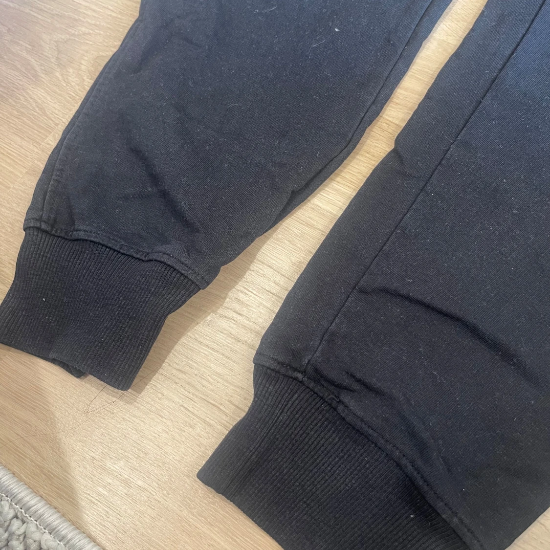 Svarta mjukisbyxor med resår och snörning - 2