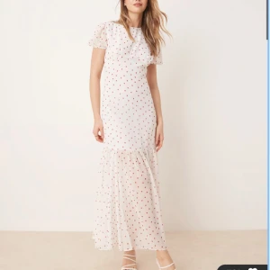 Vit långklänning med röda prickar - Superfin vit långklänning med röda prickar. Perfekt för midsommar och sommaren. Aldrig använd och har prislappen kvar. Från asos design. Nypris 789kr