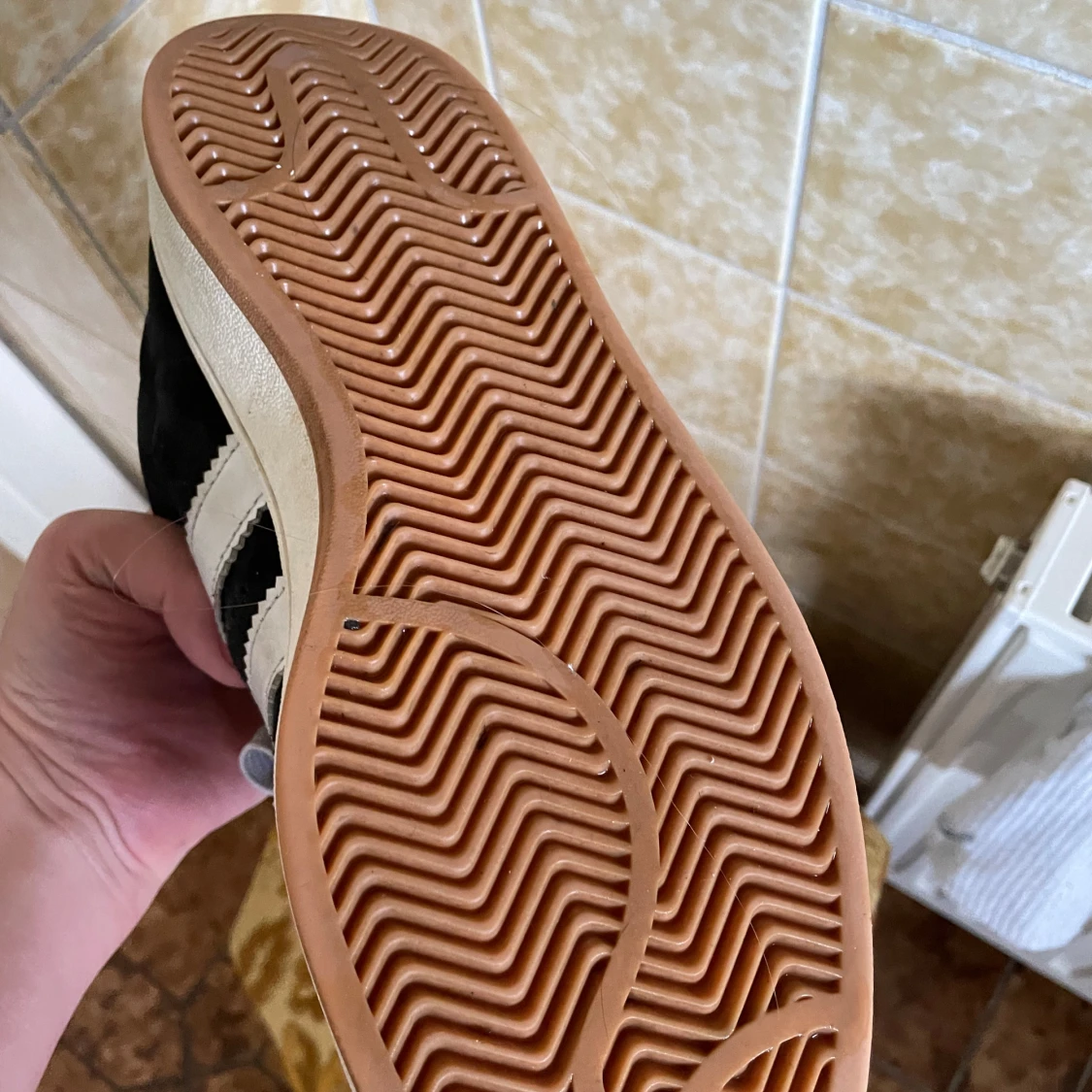 Svarta Adidas Campus sneakers med vita ränder - 1