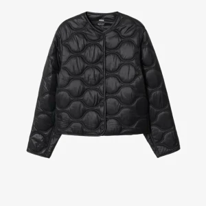 Jacka från mango - Säljer min svarta populära jacka från mango, super fint skick. Inga defekter🙌🏼 Skriv för fler bilder!