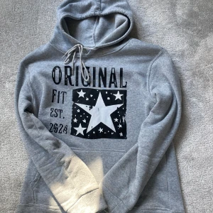 Original hoodie - Säljer denna feta hoodie🤩 kan passa M. Skriv för frågor 