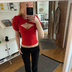 Röd croppad topp med puffärmar - Säljer denna fina toppen, perfekt till fest!❤️