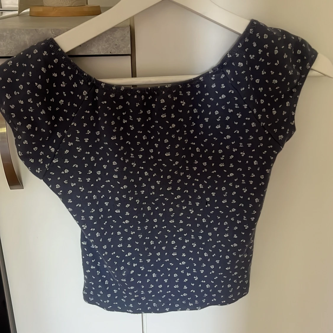 Mörkblå blommig topp från brandy Melville  - 1