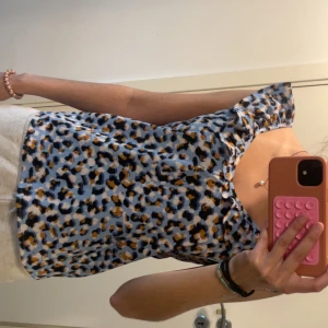 Blå leopardmönstrad linnetopp med volang - Säljer en blå linnetopp med leopardmönster i svart, beige och grått. Toppen har volangdetaljer vid axlarna och en djupare rundad ringning fram. Perfekt för dig som vill sticka ut med ett coolt mönster! NYTT SKICK OCH PRIS KAN DISKUTERAS VID SNABB AFFÄR💕💕💕🫶