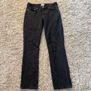 Svarta Lågmidjade Jeans från Lager 157 - Svarta jeans från Lager 157 med raka ben och lågmidja. Har endast använts två gånger och är i storlek S