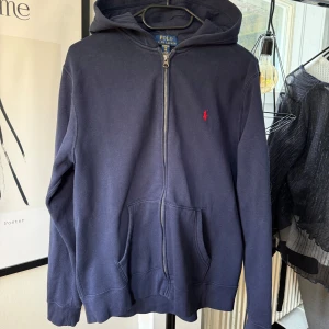 Polo Ralph Lauren Hoodie - Säljer min Ralph Lauren hoodie nu då den är för stor för mig, köpt på NK i storlek 170 och har bara använts ett fåtal gånger då den inte passat