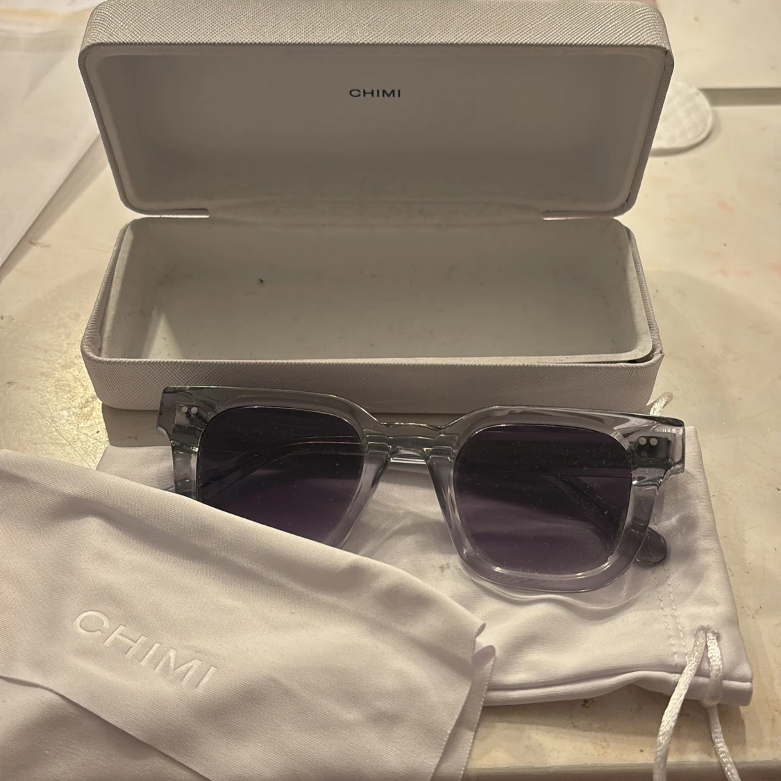 Gråtonade solglasögon från CHIMI - 3