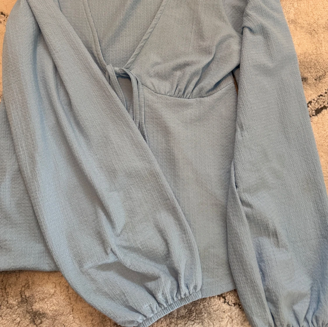 Ljusblå långärmad topp med knyt - 1