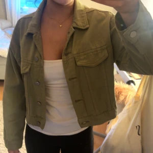 Grön Jeans Jacka - Grön jeans jacka ifrån Gina Tricot. Jackan är i storlek S. Mycket bra skick inga tecken på användning. Skriv för fler bilder 💘