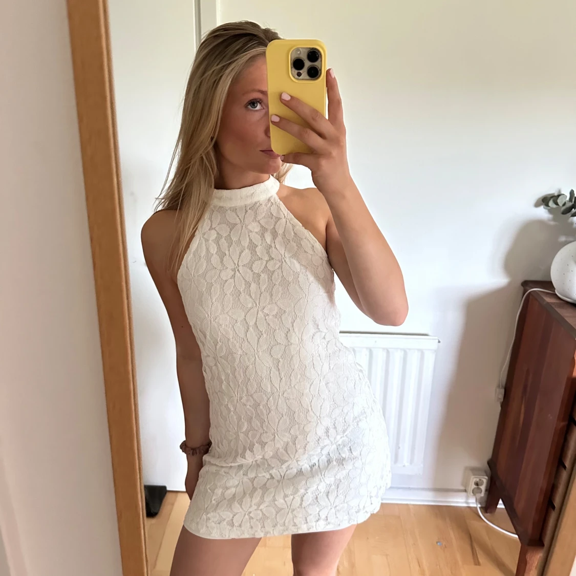 Vit spetsklänning med halter neck - 1