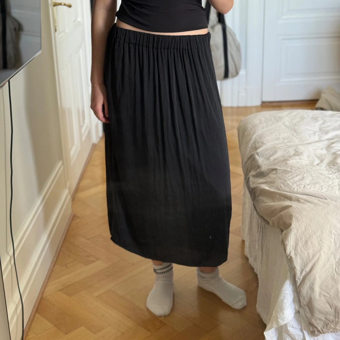 Svart midikjol från Gina Tricot