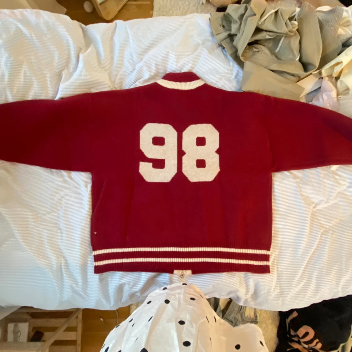 Röd cardigan jacka med vita detaljer och siffran 98 - 2