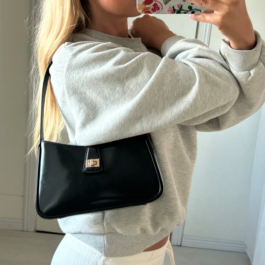 Svart axelväska från H&M - 1