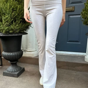 Ljusgrå mjukisbyxor med bootcut - Säljer mina ljusgrå/beigeaktiga yoga pants från brandymelville, de är så sköna o mysiga säljer endast för jag har flera par! Jättenajs
