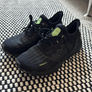 Svarta Adidas Ultraboost sneakers - Säljer ett par svarta Adidas Ultraboost löparskor. Det perfekta skorna för träning och löpning. Skorna har ett rätt bra skick och är väl omhändertagna. Skorna är köpt för över 2000kr för något år sedan. 