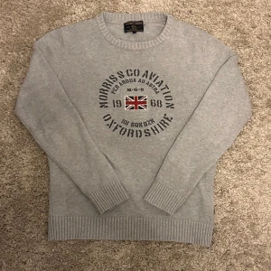 Morris tröja - Hej🤗, säljer nu min extremt fina och eftertraktade Morris tröja till ett oslagbart pris, tröjan är i fint skick och är i storlek M. Skriv vid funderingar!