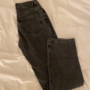 Svarta jeansbyxor från Gina Tricot - Säljer ett par svarta jeansbyxor från Gina Tricot. Byxorna har klassisk femficksdesign, raka ben och normal passform. Midjan är low waist. Perfekta till dig som gillar en enkel och stilren look.