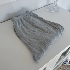 Ljusgrå vida mjukisbyxor 🩶🤍 - Ett par ljusgrå vida mjukisbyxor i tunt och luftigt tyg/material i storlek S från SHEIN LEISURE som aldrig är använda och som aldrig kommer till användning. Det är resår liknande i midjan så dom är väldigt stretchiga i midjan. Har enbart testat och tvättat dom efter. Säljs pga att dom är lite korta i benen på mig som är 170cm. FÖRST TILL KVARN!🤍🩶(BUNDLERABATT VID KÖP AV FLER ARTIKLAR!)