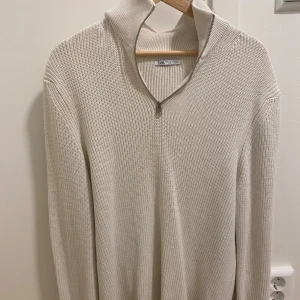 kräm vit half zip stickad tröja i storlek L från Zara - Säljer en kräm vit stickad half zip från Zara med hög krage som också är riktigt stilig. Tröjan passar med nästan allt och är enkel att matcha. Säljer då jag ej använder längre