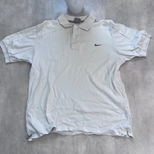 Vit pikétröja från Nike - ⚪ Nike Piké – Sportig & Stilren Säljer en klassisk vit Nike pikétröja i storlek S. Korta ärmar, krage med knappar och en liten svart Nike-logga broderad på bröstet – enkel och snygg design.  🧵 Skick: Mycket bra 💸 Pris: Endast 99 kr!  Perfekt för dig som vill ha en sportig och avslappnad stil i sommar. 📩 Skicka DM om du vill köpa!