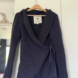 Olmottkofta - En omlottkofta från Bondelid som jag köpte på Vinted. Koftan är i storlek M och har knyt på insidan och utsidan. Säljer då den inte passade mig. Färgen är lite sliten på den men inget som märks. Pris är diskuterbart  Hör av dig vid frågor 