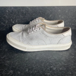 Louis Vuitton skor - Snygga grå sneakers från Louis Vuitton med diskret monogrammönster. Perfekta skor att köpa till våren eller sommaren som är i toppen skick med knappa defekter! Dessa sitter perfekt på storlek 42 skulle jag säga. Hör av er vid frågor. 