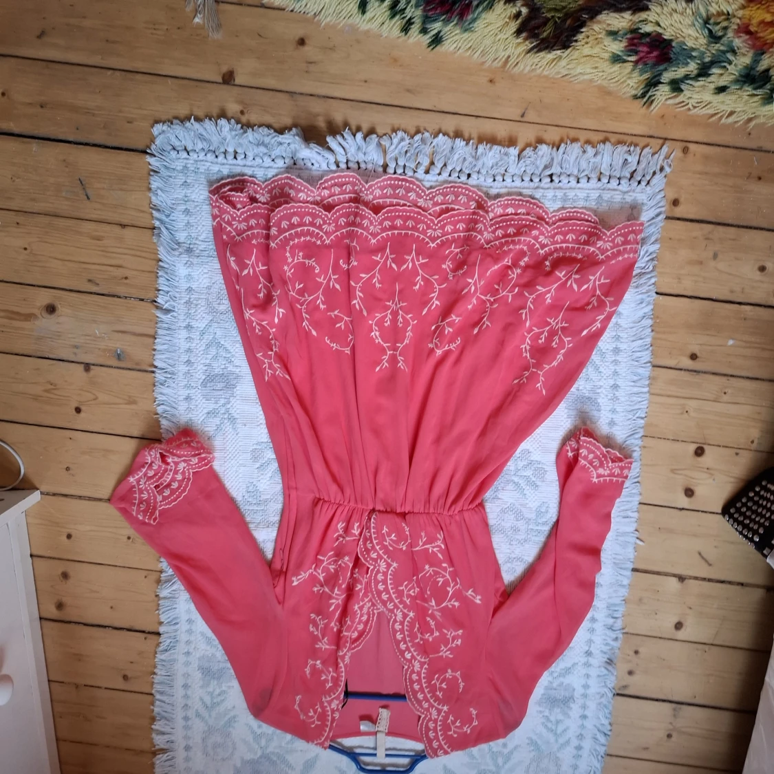 Korallrosa långklänning med broderade detaljer - 1