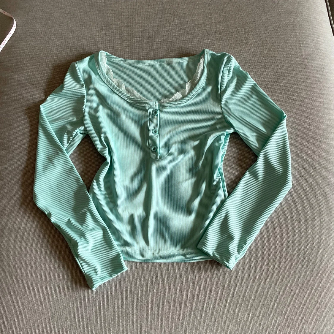 Ljusblå ribbad långärmad topp med spetsdetalj