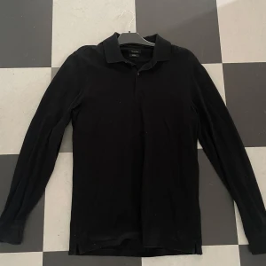 Massimo Dutti pike - Säljer nu en stilren Massimo dutti långärmad piké🙌.       Helt nyskick och den passar dig som vanligtvis bär S/M✅ tveka inte att höra av dig vid frågor, fler bilder