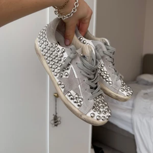 GGDB skor - Sneakers från golden goose i storlek 36. Helt galet snygga och unika!! Sjukt bra skick! Med silvriga studs🩶💿❤️‍🩹❤️‍🩹🪩🪩