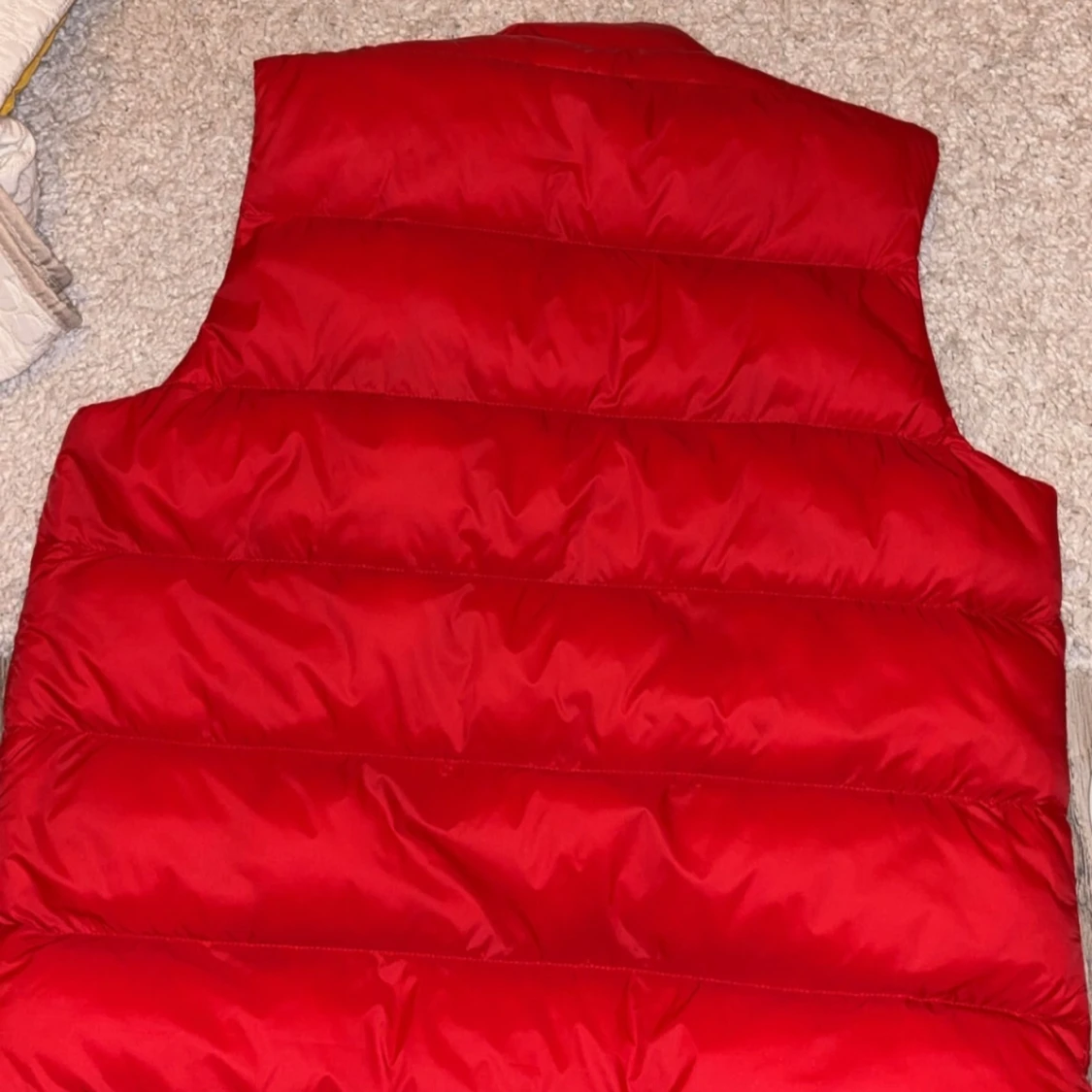 Röd dunväst från Hugo - 1