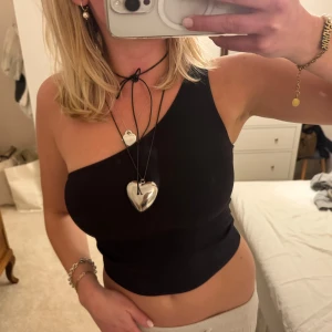 Off shoulder tröja - Så fin one shoulder topp!!!Perfekt till fest🖤🪩🐆