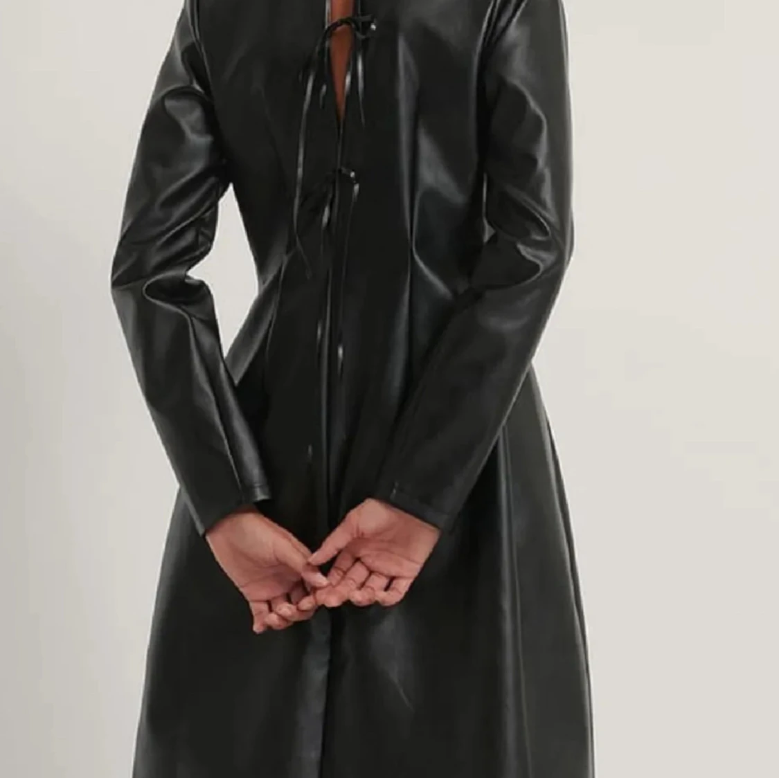 Svart lång skinnjacka med snörning - 1