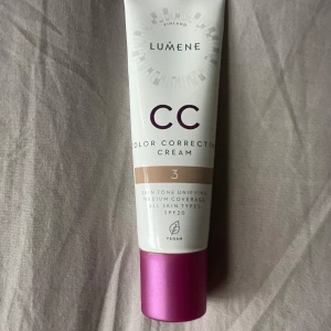 Lumene CC Cream  - CC-cream från Lumene i nyansen 3. Ger medium täckning och jämnar ut hudtonen. Passar alla hudtyper och innehåller SPF20. Vegansk formula i en tub med rosa lock.