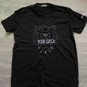 Svart Kenzo t-shirt  - Säljer en svart t-shirt från Kenzo, använd några få gånger, ingen fel på den alls