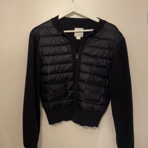 Marinblå cardigan  - Säljer en jättefin cardigan i marinblå💗 Storlek 170 men sitter som en xs! Helt slutsåld i storlek 170 Använd en gång! Pris kan diskuteras vid snabb affär!