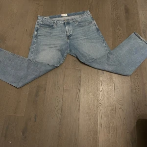 Ljusblå raka jeans från Jack & Jones - Klassiska ljusblå jeans från Jack & Jones  med raka ben och fem fickor. Jeansen har normal passform och är tillverkade i denim. Perfekta för en avslappnad stil och passar till det mesta. Pris kan diskuteras. Mycket bra skick andvända 3 gånger.  Storlek 36/32