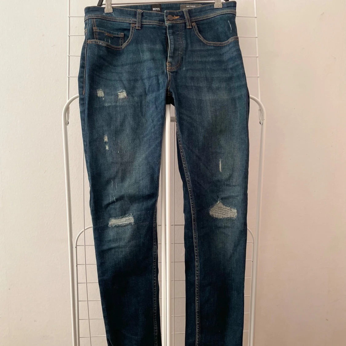 Mörkblå skinny jeans med slitningar - 1