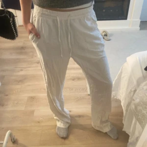 Linnebyxor - Supermysiga linnebyxor  Det är en jätte liten sminkfläck (de sista bilden) men syns inte alls  Säljer ett par i svart också