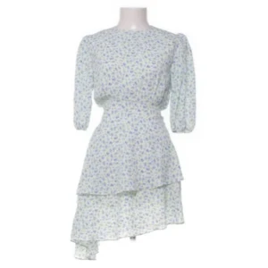 Blommig klänning med volang från Adoore - Intressekoll på min supersöta ljusblå blommiga klänning från Adoore. Hör av dig vid frågor! 