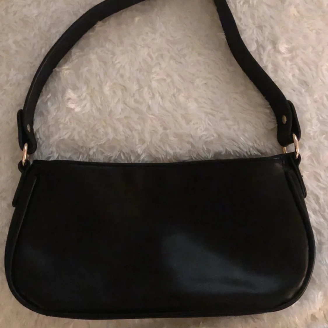 Svart axelväska i skinnimitation - 1