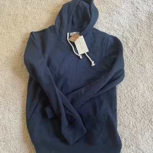 Pier one hoodie (sprillans ny). - Säljer denna helt nya mörkblåa hoodie från pier one med tags fortfarande på, har aldrig använts därav skick 10/10. Storleken är M. Det är bara att höra av er vid frågor. Mvh, Hjalmar