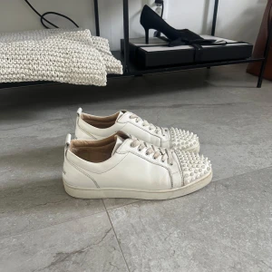 Christian Louboutin  - |Säljer nu dessa Christian Louboutin skorna|De är i storlek 42 som passar 43|De är använda men har fortfarande ett gott skick|Vid eventuella frågor är du välkommen att kontakta oss|