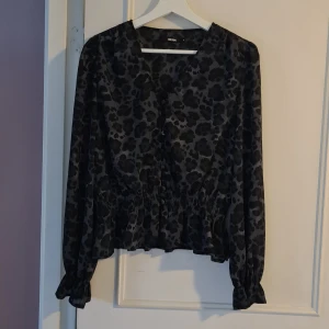 Fin leopardmönstrad blus/topp från Bikbok! - Den sitter åt och slutar strax ovanför rumpan, fina axlar och är elegant.