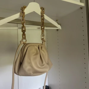 Liten väska - Fin liten väska i beige färg, följer med både ett kort och långt band🤍