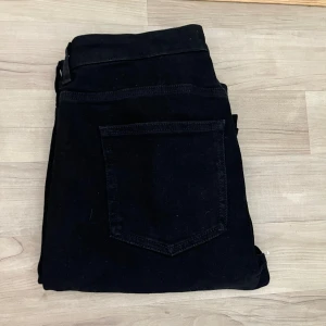 Svarta jeans från Pier One - Säljer ett par svarta jeans från Pier One aldrig använda storlek 32/32. Vid fråger eller funderingar är det bara att höra av sig. 