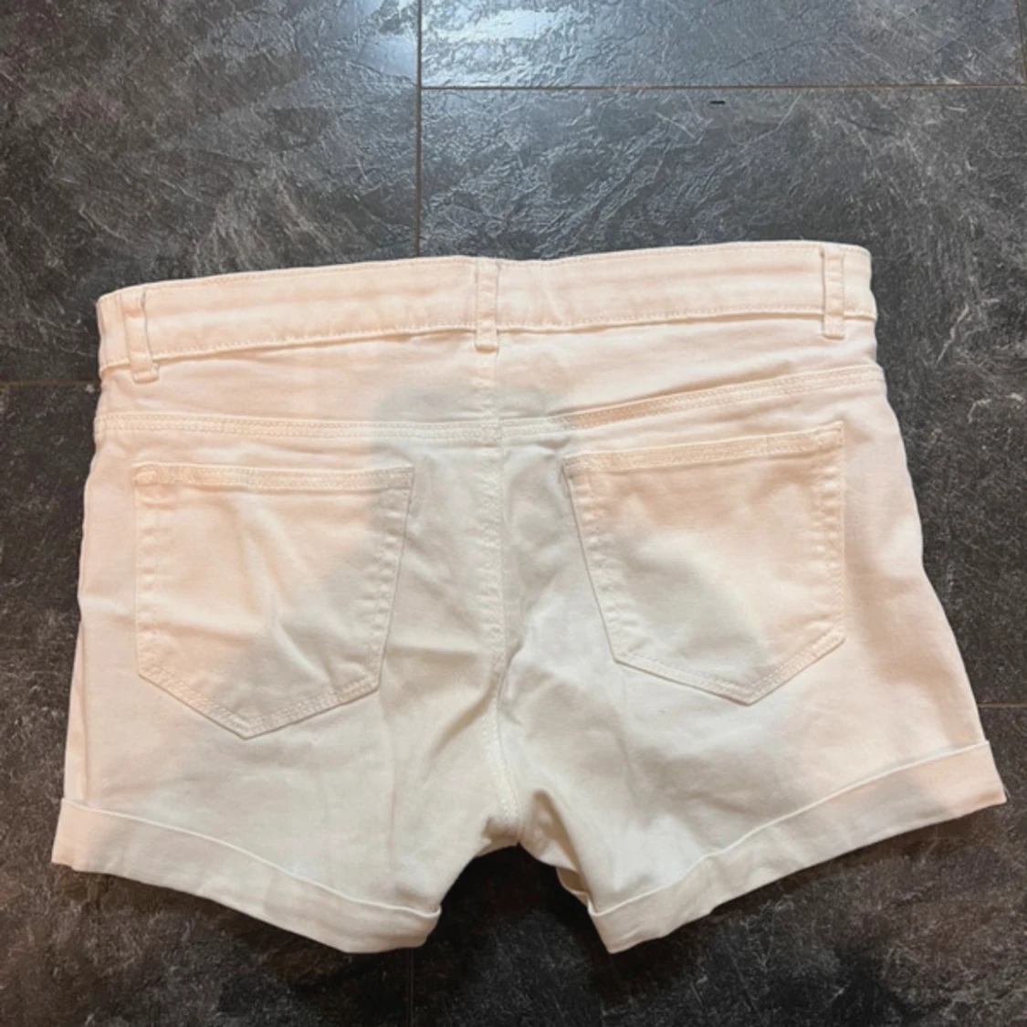 Vita jeansshorts från H&M - 1