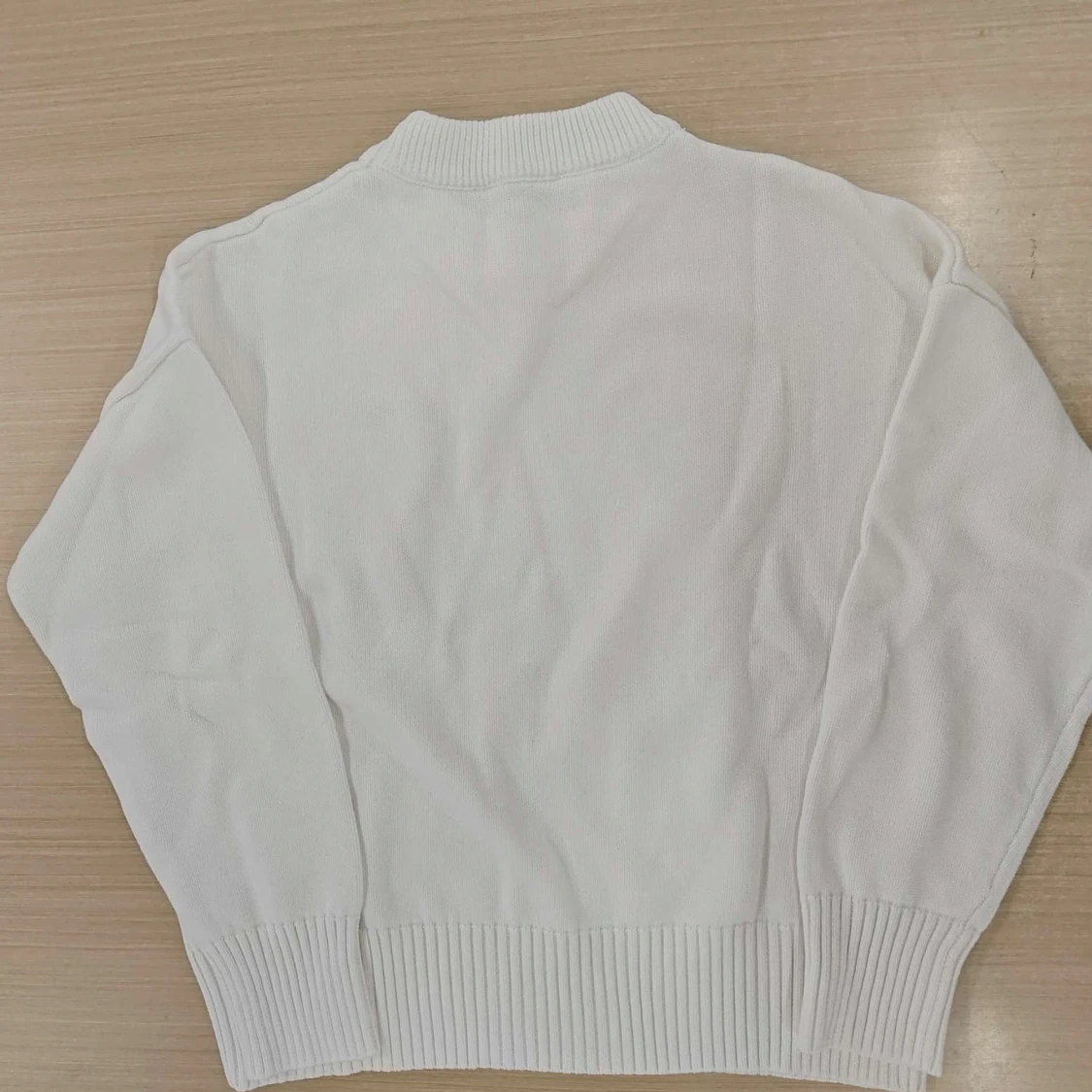 Vit stickad tröja med rött hjärta från Ami - 2