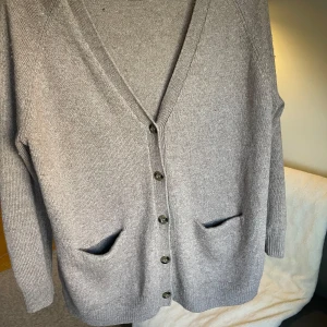 Brun ullkofta  - Världens finaste bruna kofta i ull. Lite oversized och perfekt att ha över en klänning