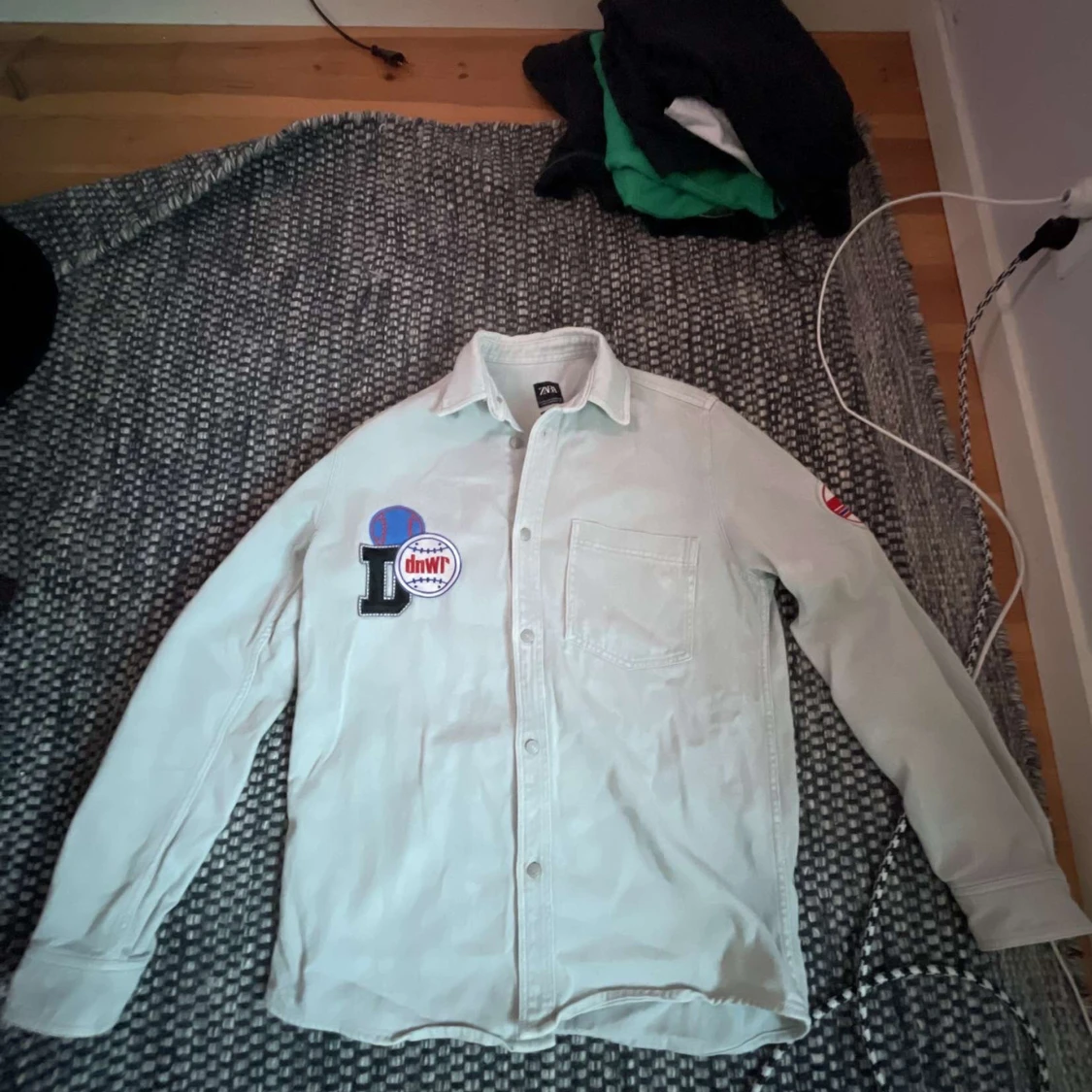 Vit skjorta med tryck och patchar